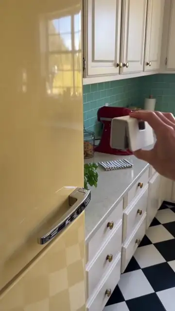 Sellando un paquete de galletas con el sellador pegado a la refri