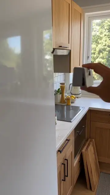 Sellador de bolsas en otra cocina sellando un paquete